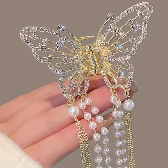 NEW❗️Elegant Silver Butterfly Hair Clip. Butterfly hair accessories. ? B2-109